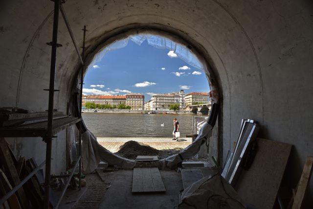 Náplavka na Rašínově nábřeží v Praze,  rekonstrukce kobek  | foto: Tomáš Vodňanský,  Český rozhlas