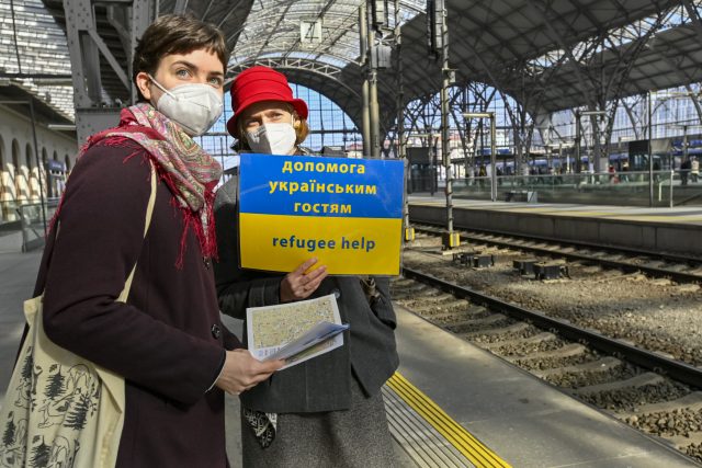 Dobrovolnice z iniciativy Hlavák čekají na pražském hlavním nádraží na příjezd humanitárního vlaku | foto: Vít Šimánek,  ČTK