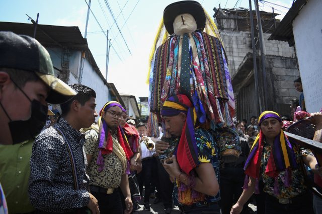 Mayové v Guatemale během svátečního průvodu | foto: Profimedia