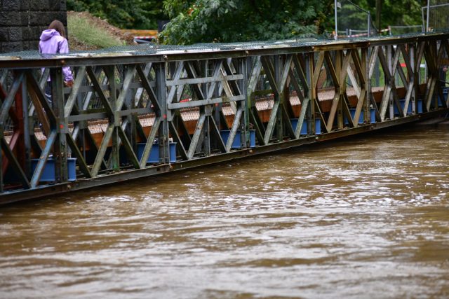 Provizorní most v Mněticích byl v neděli odpoledne pár centimetrů nad hladinou Chrudimky | foto: Honza Ptáček,  Český rozhlas