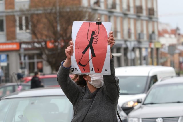 Polské protesty proti úplném zákazu potratů a kriminalizaci sexuální výchovy v Polsku | foto: Fotobanka Profimedia