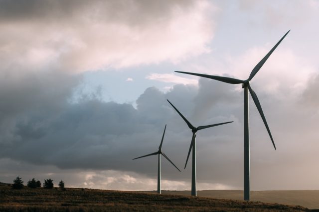 Nejvýznamnějším zdrojem elektřiny byl loni nadále plyn,  ale množství energie vyrobené větrnými turbínami vzrostlo  (ilustrační snímek) | foto: Sam Forson,  Pexels,  Licence Pexels
