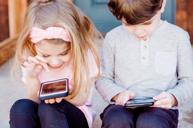 Je vaše dítě závislé na elektronice a sociálních sítích? Asi se budete muset změnit i vy | foto: Unsplash,  CC0 1.0