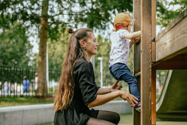 „Jen to,  že máte dítě,  k přátelství nestačí, “ říká Laureen Höllge o seznamování matek na pískovištích | foto: Lucas Favre,  Unsplash,  Licence Unsplash