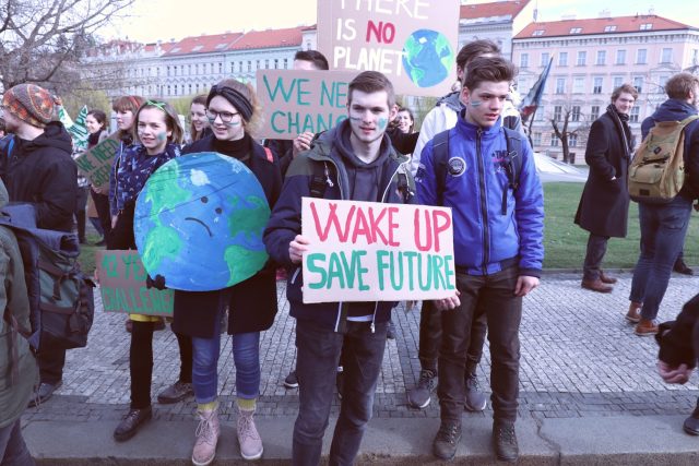 Za klima stávkovaly tisíce studentů v Praze | foto: Matěj Schneider,  Český rozhlas