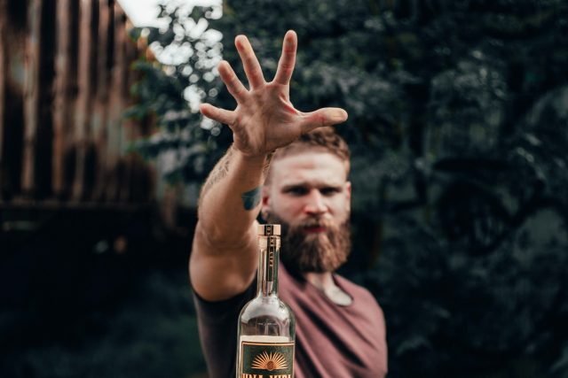 Radek vyměnil závislost na alkoholu za závislost na práci,  ta ho dovedla zpátky k pití  (ilustrační snímek) | foto: Unsplash,  CC0 1.0
