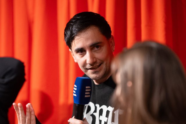 Živého natáčení podcastu Lit se zúčastnil i se spisovatel a performer Ondřej Macl | foto: Adriána Vančová,  revue Prostor