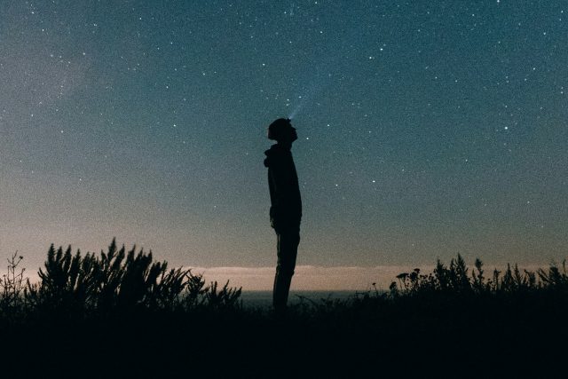 Pro mnoho lidí je noc časem ticha,  prostorem pro kreativitu,  samotu nebo introspekci  (ilustrační foto) | foto: Unsplash,  Licence Unsplash