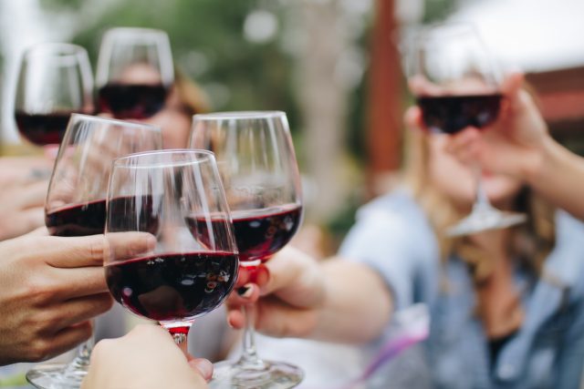 Za bolest hlavy po červeném víně může pravděpodobně specifická sloučenina | foto: Unsplash,  Licence Unsplash