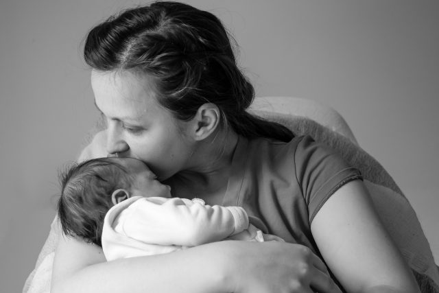 Trauma z porodu,  které postihuje ženy i muže a které se mnohdy vynořuje dlouho a obtížně,  doporučují odborníci sdílet  (ilustrační snímek) | foto: Sergiu Vălenaș,  Unsplash,  Licence Unsplash
