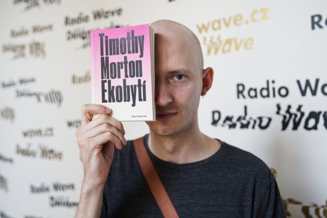Ondřej Trhoň držící knihu Timothy Morton Ekobytí | foto: Tomáš Berný,  Český rozhlas