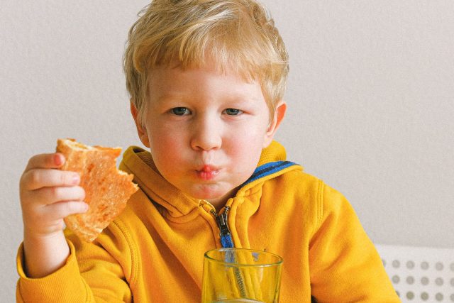chlapec,  kluk,  dítě,  jídlo | foto: Pexels,  CC0 1.0