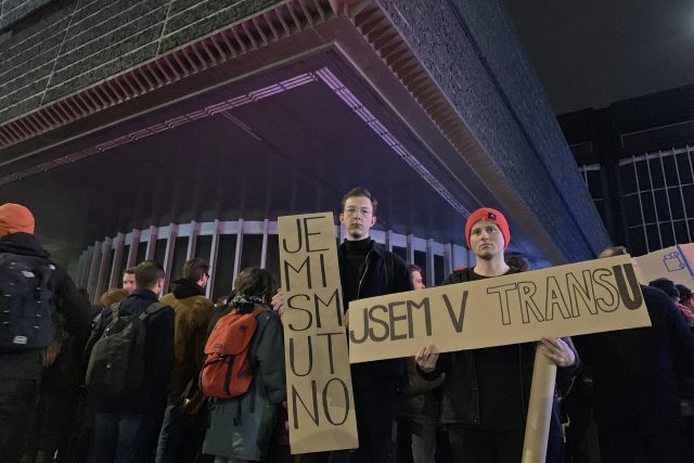 U budovy Transgasu se ve středu večer demonstrovalo za jeho zachování | foto: Vítek Svoboda