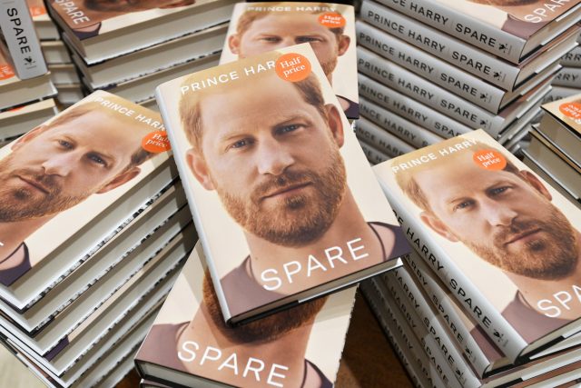 Nová kniha Prince Harryho Náhradník | foto: Profimedia