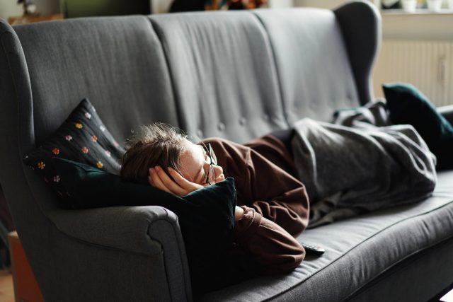 Někteří lidé chtějí mít věci pořád pod kontrolou,  jiné neustálé rozhodování unavuje a radši nechají vybírat druhé. Jak to máte vy a jste s tím spojení? | foto: Adrian Swancar,  Unsplash,  Licence Unsplash