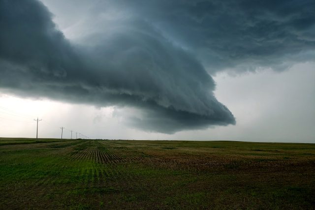 Jestli bouře po cestě potká vhodné podmínky pro vznik tornáda,  nezáleží na typu krajiny | foto: Unsplash,  Licence Unsplash