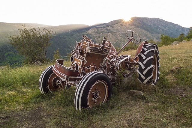 Kontury I,  malba na traktor,  Pyreneje,  Latour de Carol,  Francie 2016 | foto: Patrik Proško
