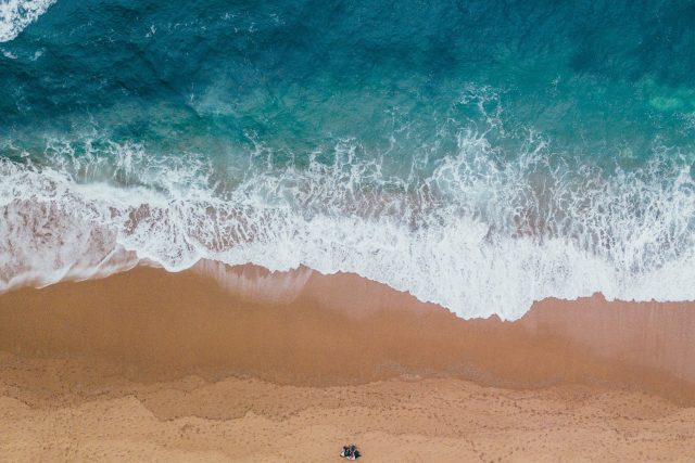 Teplejší oceány zapříčiňují silnější bouřky a narušují vodní cyklus,  takže se objevuje víc povodní,  sucha a požárů | foto: Pexels,  CC0 1.0