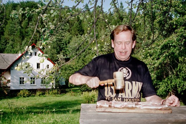 Václav Havel naklepává řízky  (archivní snímek z Hrádečku) | foto: Jana Noseková,  ČTK