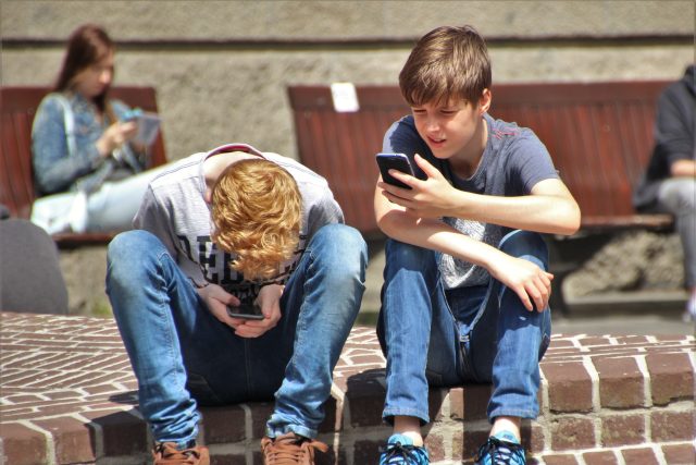 děti s telefonem - teenagers - kyberšikana | foto: Pexels,  CC0 1.0