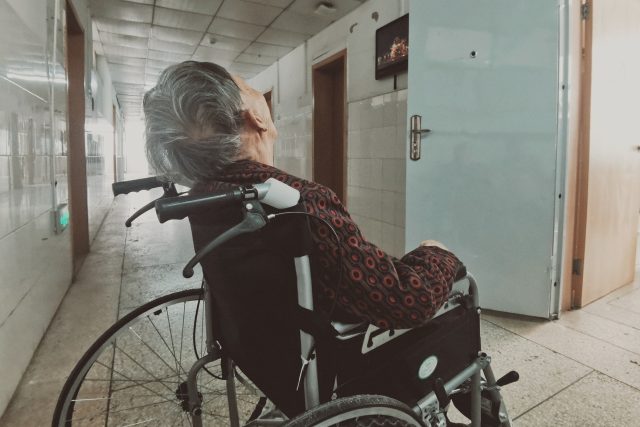 „Mojí matce je 82 let. Nemůže chodit a já ji nemohu dostat dolů,  protože bydlíme v sedmém patře, “ říká Yulie z Kyjeva  (ilustrační snímek) | foto: Unsplash,  CC0 1.0