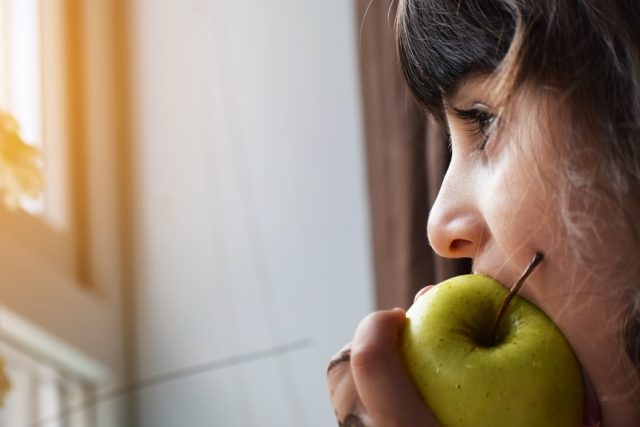 dívka,  jídlo,  jablko | foto: Unsplash,  CC0 1.0