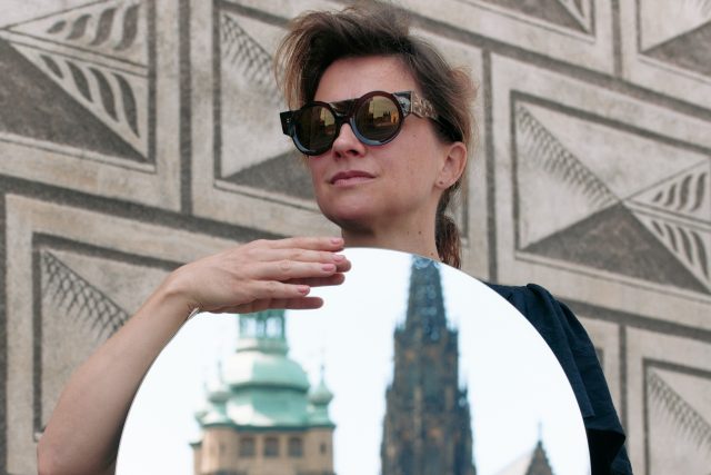 Brýle pro první českou prezidentku. Jejich autorkou je Nastassia Aleinikava | foto: Vojtěch Veškrna,  Tiskový servis Designbloku