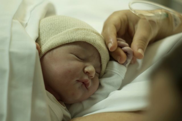 „Nechte si v představě o vašem porodu rezervy a nefixujte se na jedinou možnou cestu, “ říká těhotným primář Kolek  (ilustrační snímek) | foto: Mariano Rivas,  Unsplash,  Licence Unsplash