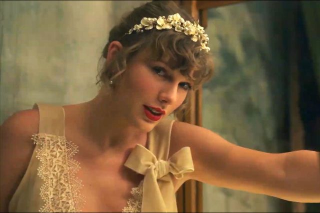 Taylor Swift ve videu k písni Willow | foto: Profimedia