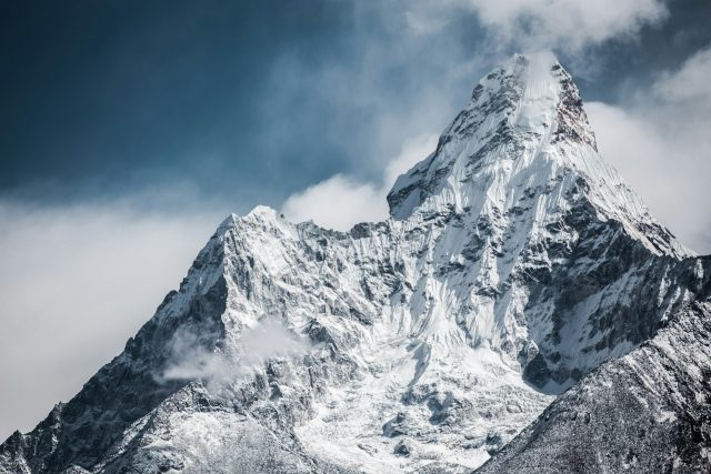 Kvůli extrémním teplotám se exkrementy zanechané na Everestu nerozkládají | foto: Unsplash,  Licence Unsplash