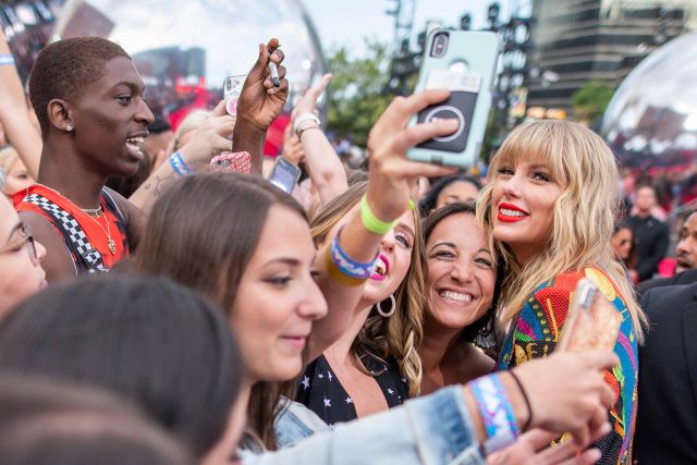 Zpěvačka Taylor Swift s fanoušky | foto: Profimedia