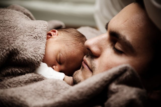 spící mimino - otec a novorozeně | foto: Pixabay,  CC0 1.0