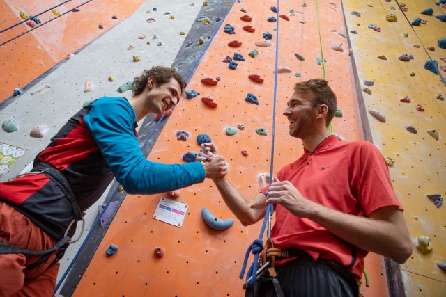Adam Ondra a Martin Minha při zdolávání lezecké stěny | foto: Jiří Šeda
