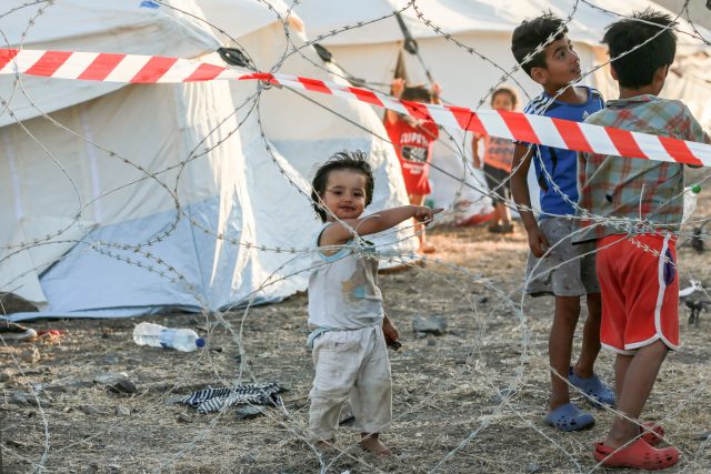 Děti migrantů v provizorním táboře po požáru tábora Moria | foto: Profimedia