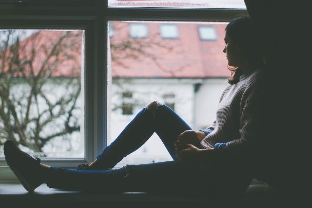 Pohled z okna. Žena,  smutek,  deprese,  problémy | foto: Fotobanka Pixabay