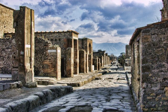 Pompeje se po celé roky potýkají s chtivými návštěvníky,  kteří si části města nelegálně odváží domů jako suvenýr  (Ilustrační foto) | foto: Pixabay