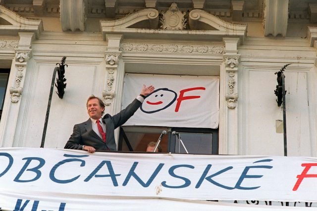 Václav Havel mává 9. června 1990 z balkonu poté,  co Občanské fórum drtivě zvítězilo v prvních svobodných volbách | foto: AFP/Lubomir Kotek/Profimedia