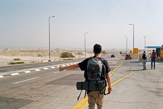Na cestě k Mrtvému moři,  stopování již pod úrovní nadmořské výšky | foto: Šimon Gregar