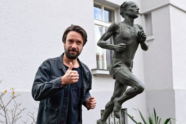 Herec Václav Neužil při odhalení sochy běžce Emila Zátopka  (4. listopadu 2021,  Praha) | foto: ČTK / Profimedia