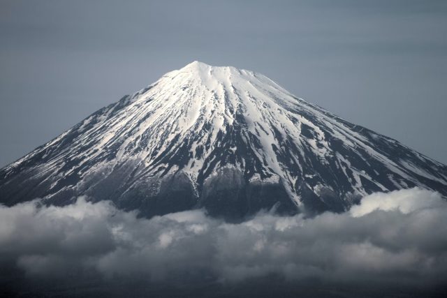 Mraky okolo hory Fuji obsahovaly až 14 kusů mikroplastů na jeden litr vody | foto: Unsplash,  Licence Unsplash