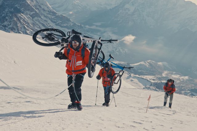 Tomáš Zejda s Ondřejem Novákem jako první na světě úspěšně absolvovali sjezd na horském kole z nejvyššího vrcholku nepálské hory Mera Peak | foto: archiv Tomáše Zejdy
