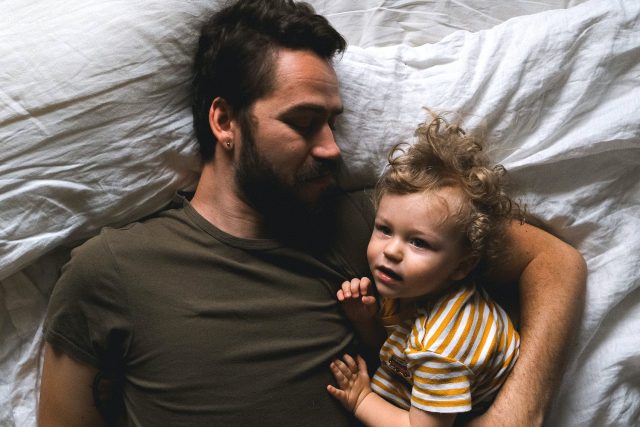 otec a dítě,  uspávání dětí | foto: Pexels,  CC0 1.0
