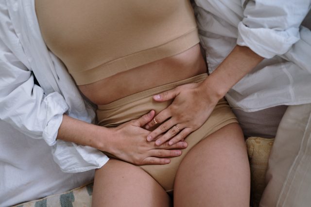 Místo tlumení bolestivé menstruace léky by alternativním řešením mohly být speciální pomůcky  (ilustrační snímek) | foto:  cottonbro,  Pexels,  Licence Pexels