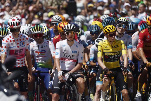 Cyklisté na Tour de France v čele s Pogačarem a Vingegaardem | foto: Benoit Tessier,  Reuters