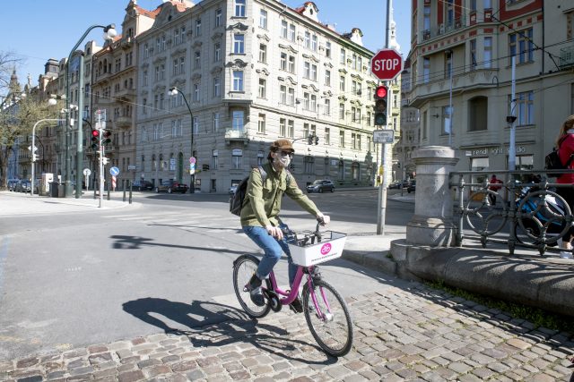Cyklista v Praze | foto: Michaela Danelová,  iROZHLAS.cz