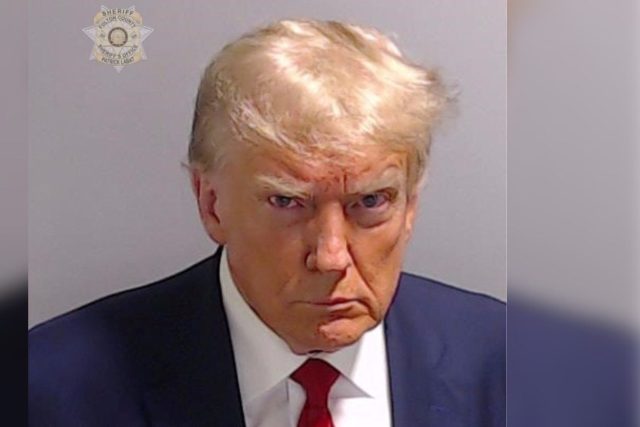 Trumpův mugshot je první takovou fotografií amerického prezidenta v historii | foto: Fulton County Sheriff&#039;s Office
