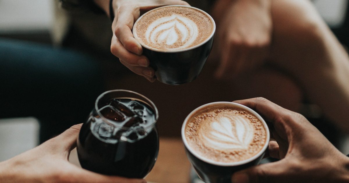 Å drikke en kopp kaffe sender oss ofte på høyden.  Men forskerne vet ikke hva som forårsaker det