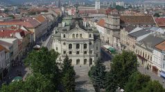 Košice (pohled na budovu Státního divadla a historické centrum města)