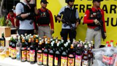 Indonéská policie na tiskové konferenci ukazuje důkazní materiál, zajištěný během razie proti nebezpečnému pančovanému alkoholu.