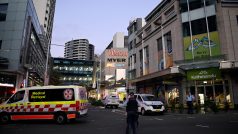Policie Nového Jižního Walesu a záchranka jsou vidět na místě činu v Bondi Junction poté, co bylo v nákupním centru na východním předměstí Sydney pobodáno několik lidí